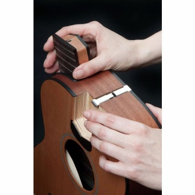 Guitarra acústica castanha com palhetas na lateral e fundo preto