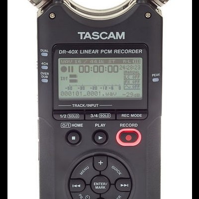 Gravador digital preto TASCAM DR-40X com microfones ajustáveis e visor LCD