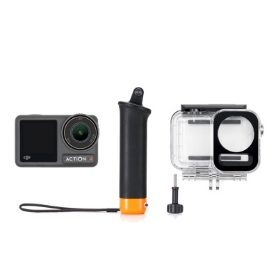 Conjunto com câmara de ação DJI Action 4, suporte de mão preto e caixa estanque transparente.