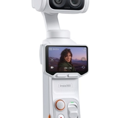 Câmara de vídeo Insta360 branca com ecrã digital e lentes Leica