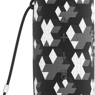 Coluna de som preta com padrão geométrico branco e cinza e cordão preto.