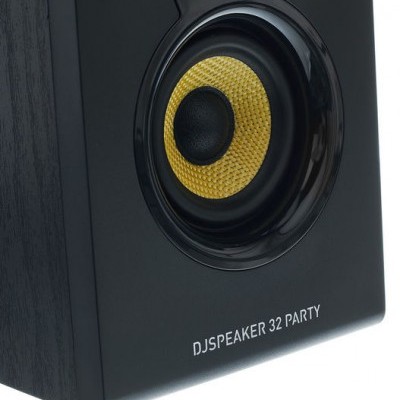 Coluna de som preta com cone amarelo e texto DJSPEAKER 32 PARTY