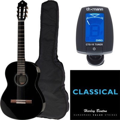 Guitarra clássica preta com estojo, afinador Thomann e embalagem de cordas.