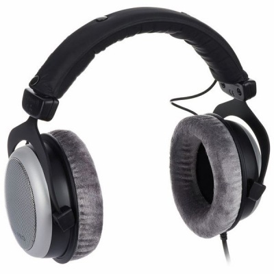 Auscultadores circum-aurais com almofadas cinza e estrutura preta