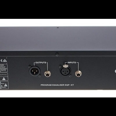 Program Equaliser Klark Teknik preto com entradas e saídas XLR e etiqueta técnica