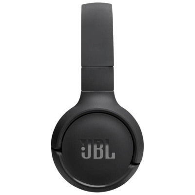 Auriculares JBL pretos com logótipo visível