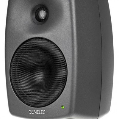 Coluna de som preta GENELEC com grelha metálica e LED verde