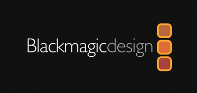 Logótipo Blackmagicdesign em fundo preto com três quadrados coloridos
