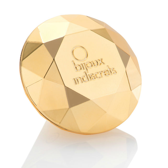 Bijoux Indiscrets Twenty One – Vibrador Clitoriano em Forma de Diamante | Design Elegante Saco vermelho de tecido com coração branco e rosa contendo caixa dourada facetada com inscrição