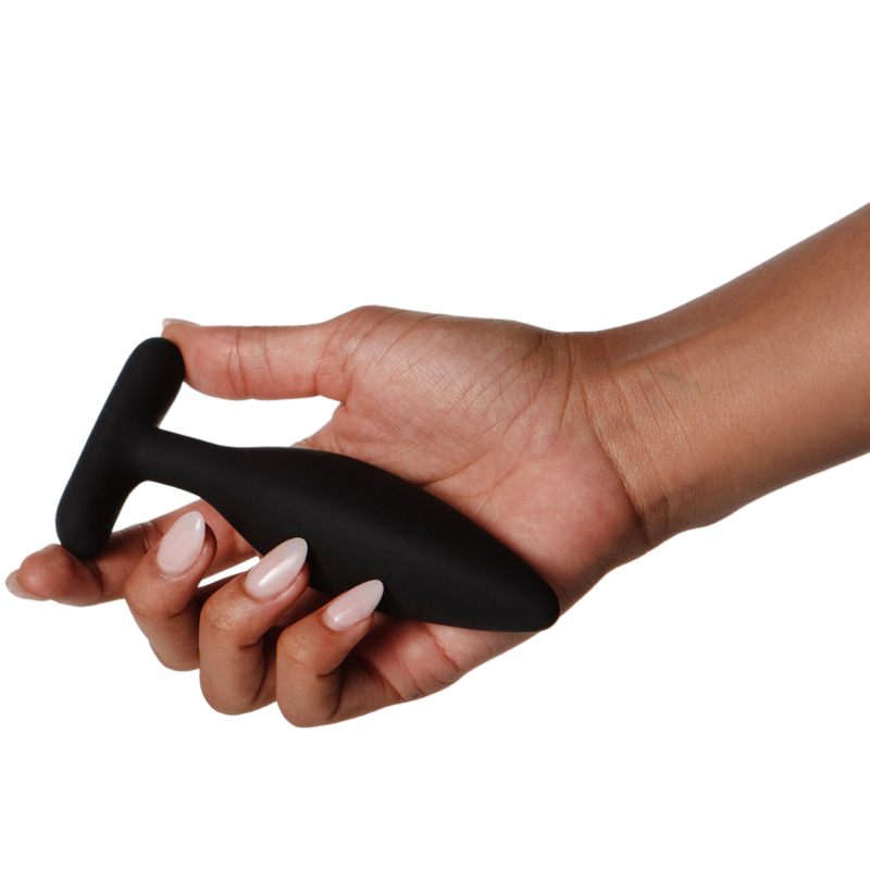 JE JOUE EGON – Vibrador Anal Premium com Design Escultural Mão a segurar objeto preto cónico de silicone com base em T