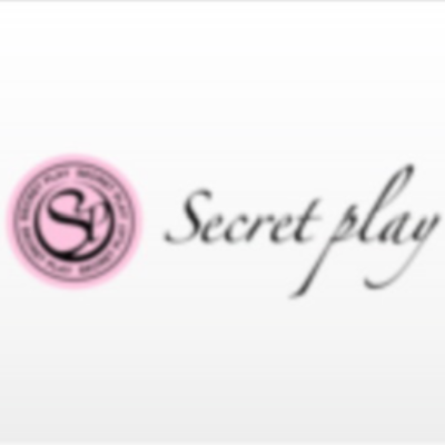 Logótipo circular rosa com letras 'SP' e texto 'Secret play' em fundo branco