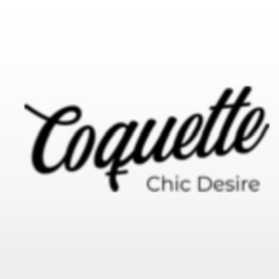 Texto 'Coquette Chic Desire' em fundo branco