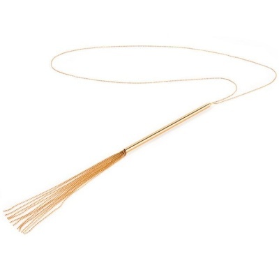 Colar dourado com pendente tubo e franjas em fundo branco