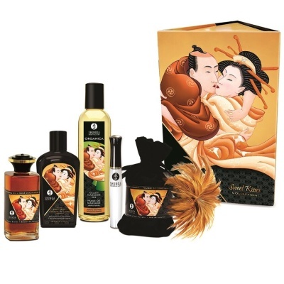 Conjunto de produtos Sweet Kisses com embalagens ilustradas em tons castanhos e laranja e saco de pano preto com pena