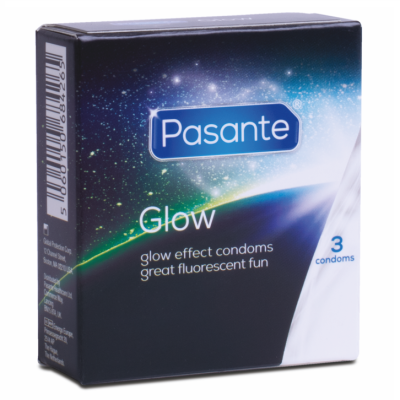 Embalagem preta de preservativos Pasante Glow com imagem do espaço e texto branco e azul