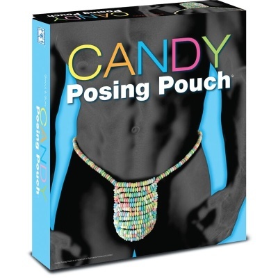 Embalagem com texto 'CANDY Posing Pouch' e saco de doces coloridos usado por homem