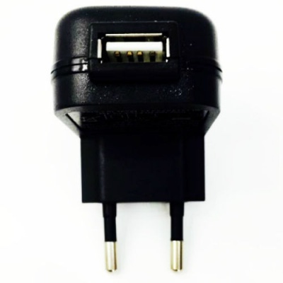 Adaptador de tomada preto com conector USB tipo A e pinos metálicos dourados