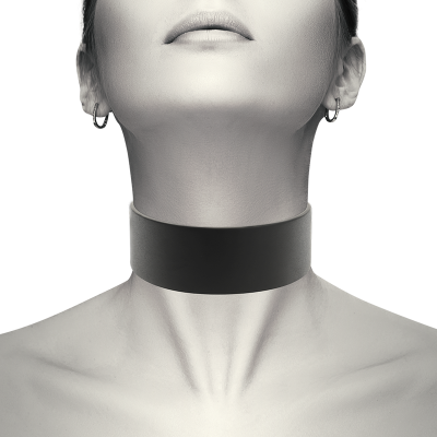 Colar gargantilha largo preto liso em modelo com brincos de argola