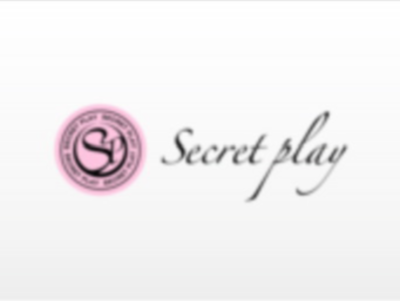 Logótipo circular rosa com letras 'SP' e texto 'Secret play' em fundo branco