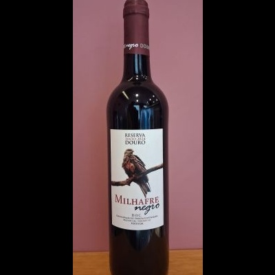 Garrafa de vinho tinto Reserva Douro Milhafre Negro com rótulo branco e imagem de ave