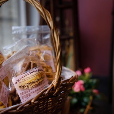 Cesto com pacotes de biscoitos torcidos de chocolate em embalagem plástica