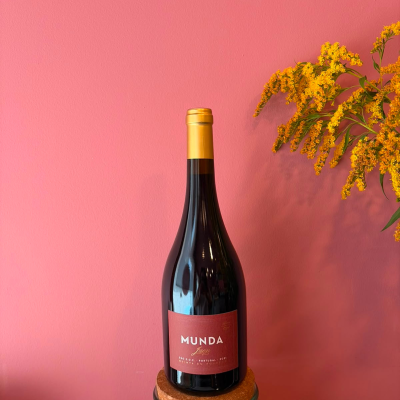Garrafa de vinho MUNDA Jaen com flores amarelas e fundo rosa
