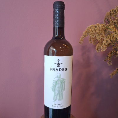 Garrafa de vinho Frades Branco Douro 2024 com rótulo branco e cápsula preta sobre fundo rosa com flores secas