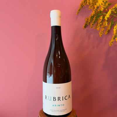 Garrafa de vinho Rubrica Arinto 2024 com rótulo branco em fundo rosa e flores amarelas