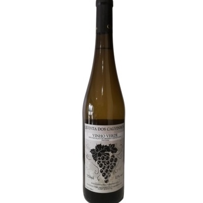 Garrafa de vinho verde Quinta dos Calvinhos com rótulo branco e desenho de cachos de uvas.