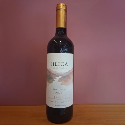 Garrafa de vinho tinto Silica Douro Valley 2022 com rótulo branco e tampa dourada
