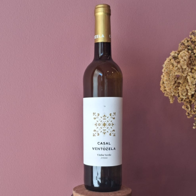 Garrafa de vinho verde Arinto Casal de Ventozela com rótulo branco e tampa dourada