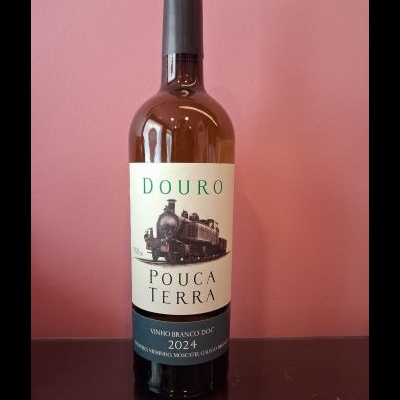 Garrafa de vinho branco com rótulo branco e imagem de comboio antigo