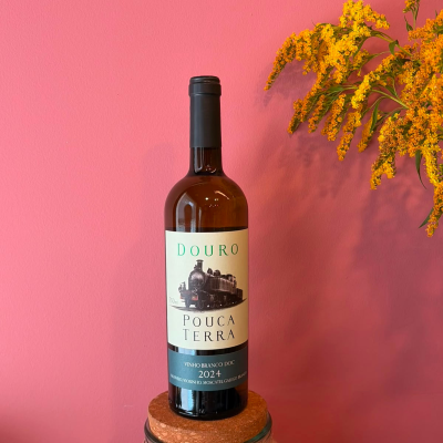 Garrafa de vinho branco Douro Pouca Terra 2024 com rótulo e flores amarelas