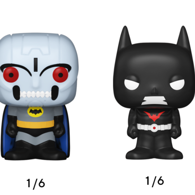Duas figuras FUNKO POP do Batman, uma azul clara e a outra preta, em fundo branco.