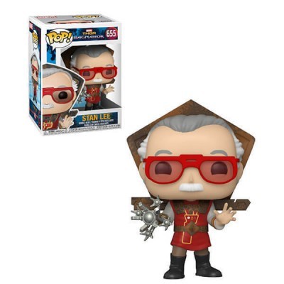 Funko Pop Stan Lee com roupa vermelha e óculos vermelhos ao lado da caixa