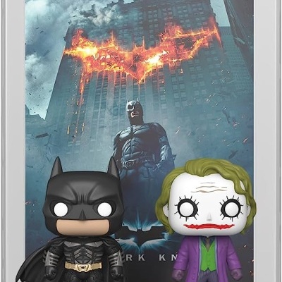 Duas figuras Funko Pop de Batman e Coringa com cartaz de 'The Dark Knight' ao fundo
