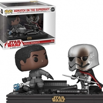 Funko Pop! Star Wars Movie Moments com personagens Finn e Capitão Phasma numa base preta com logo Star Wars.