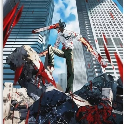 Personagem com serra elétrica e escombros entre arranha-céus sob céu azul