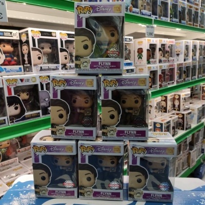 Caixas de figuras Funko Pop! Disney 1126 de Flynn Rider empilhadas em loja