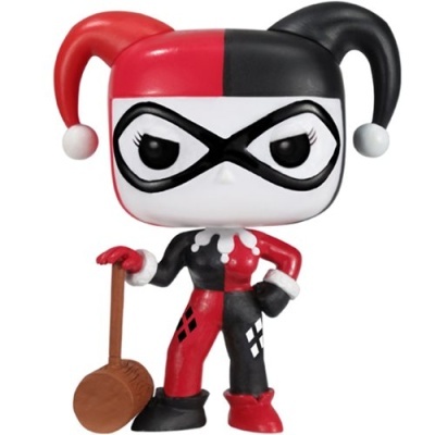 Figura de vinil da Harley Quinn com roupa preta e vermelha e martelo de madeira