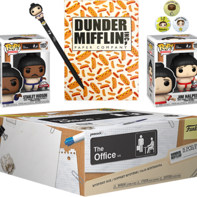 Conjunto de produtos temáticos The Office como bonecos Funko Pop, caneta, bloco de notas e botons, em fundo branco.