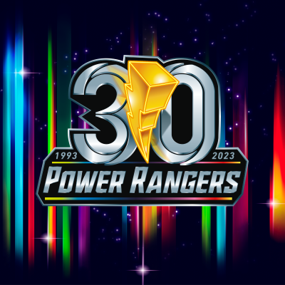 Logotipo comemorativo 30 anos Power Rangers em fundo escuro com luzes coloridas