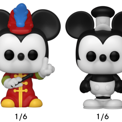 Duas figuras Funko Pop de Mickey Mouse, uma de guarda vermelho e outra preto e branco