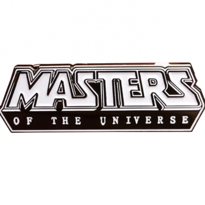 Pin metálico preto e branco com texto 'MASTERS OF THE UNIVERSE'