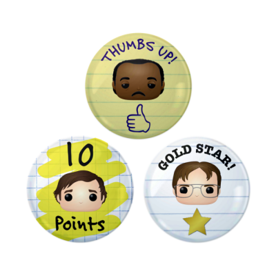 Três pins redondos com caricaturas e frases motivacionais em papel pautado