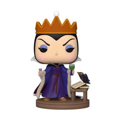 Figura vinil estilizada da Rainha Má com coroa e capa segurando cálice e frasco ao lado de mesa com livro e corvo