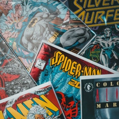 Álbuns de banda desenhada com capas coloridas de Spider-Man, X-Men, Silver Surfer e Aliens Marines