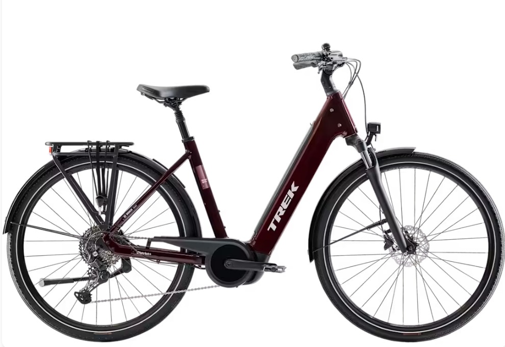 Trek District+ 4 R10 LS Bicicleta elétrica TREK cor borgonha com selim preto e guarda-lamas