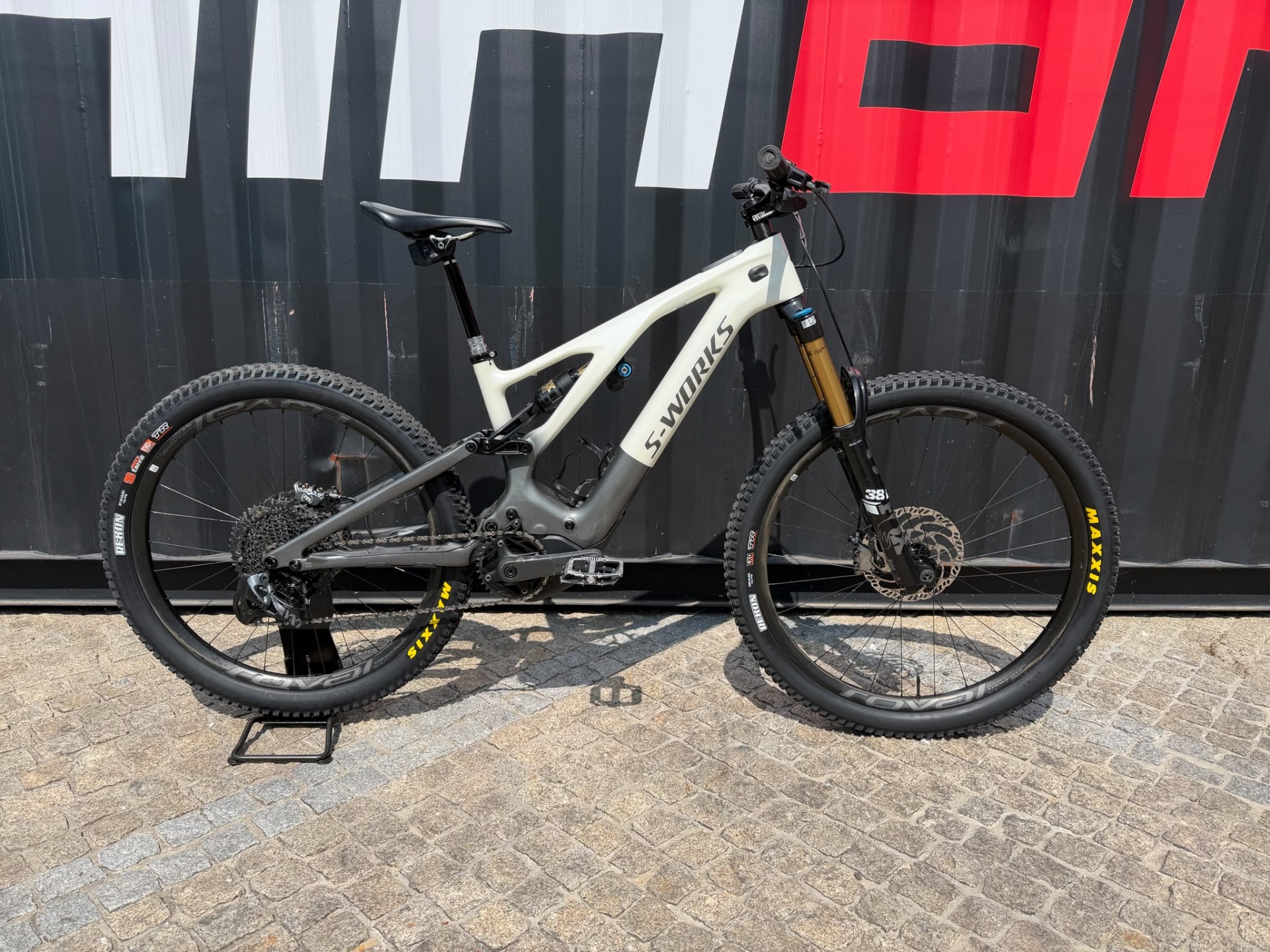 Usada Specialized S-Works Turbo Levo M (S3) Bicicleta de montanha S-WORKS com quadro branco e cinza, suspensão dianteira com amortecedor Fox e pneus Maxxis
