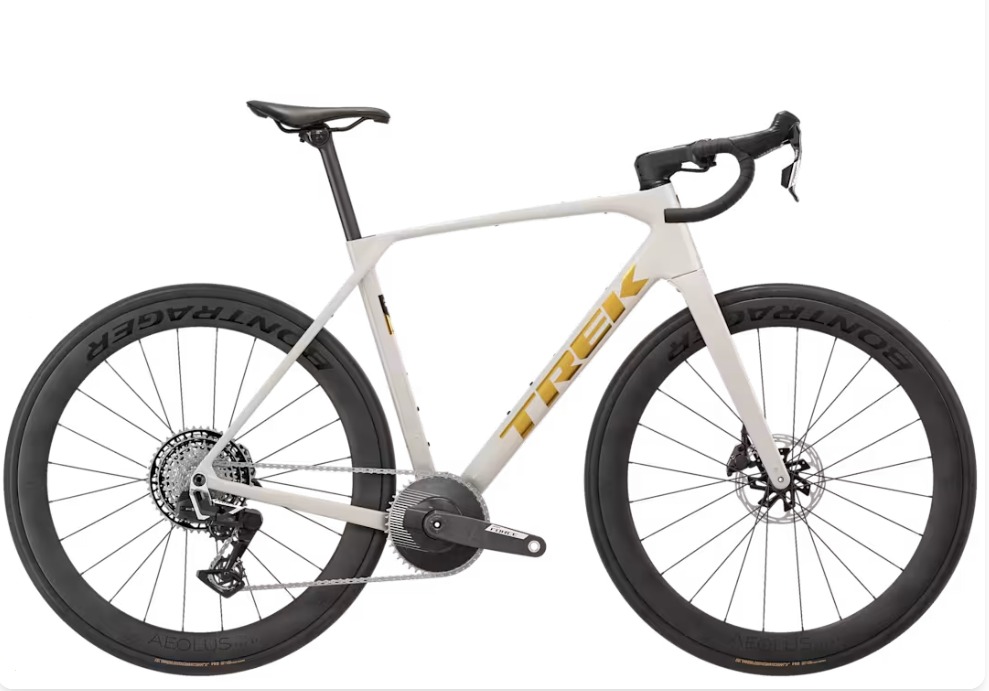 Trek Domane SL 7 AXS 1x13 Bicicleta de estrada branca com detalhes em dourado e rodas pretas